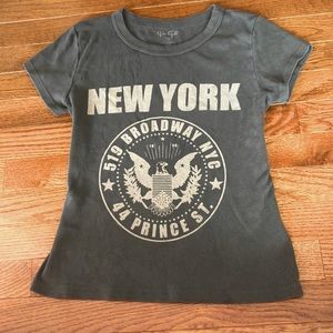 BRANDY MELVILLE - TRENDYBNEW YORK TEE - EXCELLENT CONDITION